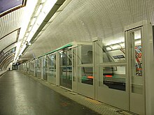 Portes palières à la station Porte Maillot sur le quai inutilisé en direction de Château de Vincennes.