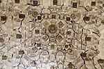 Vista más cercana de los detalles en el vértice de una cúpula de mocárabe en la Sala de los Reyes de la Alhambra