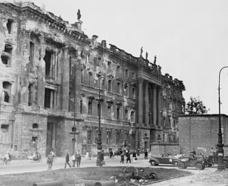 Schlossplatz s požgano palačo leta 1945, po padcu Berlina