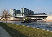 Bouche du canal de la navigation de Berlin à Spandau (de la haute Havel) avant de la Gare centrale.