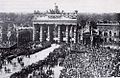 La Porta di Brandeburgo nel 1871 ornata a festa, in occasione del trionfo delle truppe prussiane dopo la guerra franco-prussiana