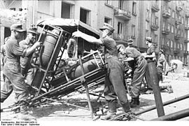 Soldats alemanys preparant coets Nebelwerfer pel llançament.