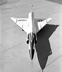 YF-102A。胴体がくびれており、最後尾のすぼみは無い。