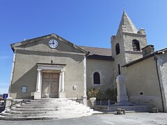 L'église et le monument aux morts.