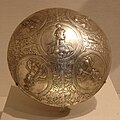 在金屬容器面上的五面同一女士浮雕，她的髮型顯示有可能是薩珊王朝君主納塞赫之妻。伊朗國家博物館收藏