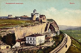 Monasterio Inkerman. En la meseta se encuentra la Iglesia de San Nicolás de Myra (1905). Comienzo de postal Siglo XX