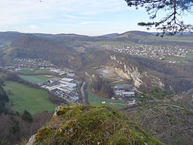 Panorama der beiden Ortsteile von Liesberg: Das Dorf rechts oben, und Riederwald links. Das Fabrikgebäude gehört der Aluminium Laufen. Rechts der Mitte befindet sich die Deponie und Entsorgungsstelle der regionalen Kehrichtbeseitigung.