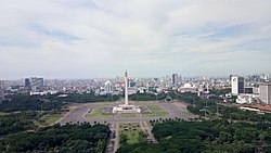 Pemandangan Medan Merdeka dengan Monumen Nasional berdiri di tengahnya.