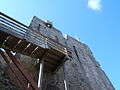 Le donjon en contre-plongée avec son escalier extérieur et son mâchicoulis.