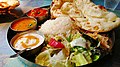 Uttar Pradeshi thali with naan, dal , Raïta, et Panir.