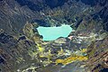 Pemandangan udara dari danau kawah pada tahun 2005