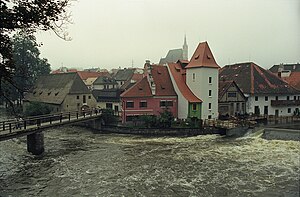 Najstarsze budynki Starego Miasta, dawny średniowieczny młyn (wzmiankowany w dokumentach już w roku 1347). Po lewej stronie (za kładką) dawna miejska zbrojownia