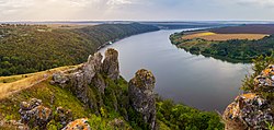 A Dnyeszter feletti hegyek panorámája