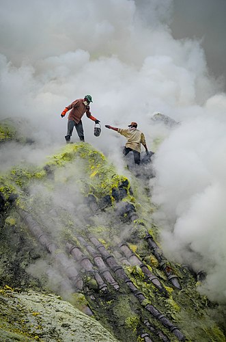 Традиционный и опасный вид добычи серы на вулкане Иджен, остров Ява. То, что выглядит как пар, является в действительности высококонцентрированными испарениями сероводорода и диоксида серы