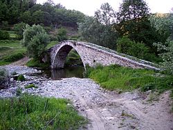 Банянският мост над река Бисрица между разклоните за селата Плетена и Долен