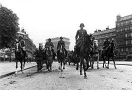 Tyske soldater i Paris juni 1940, parade med hest Foto: Bundesarchiv, Bild 101I-126-0350-26A / Fremke, Heinz / CC-BY-SA 3.0