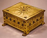 Larnax de oro en la tumba de Filipo II de Macedonia con la estrella argéada en la tapa.