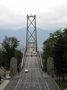 Lions Gate Bridge, reversível em sua totalidade, vista da costa do Stanley Park em Vancouver.