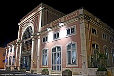 Ingresso del Museu do Fado in Largo do Chafariz de Dentro nel quartiere Alfama. Lo spazio espositivo, inaugurato nel 1998, è ospitato presso l'Estação Elevatória de Águas de Alfama o Central Elevatória da Praia.