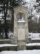 Wilhelm Rösch: Bildsäule des Hauff-Denkmals mit der Hermenbüste von Wilhelm Hauff (1882), Stuttgart, Hasenbergsteige