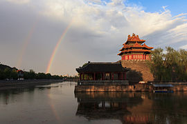 La tour d'angle nord-ouest avec un arc-en-ciel secondaire.