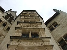 Photographie présentant une vue ascendante de la tour d'escalier renaissance.