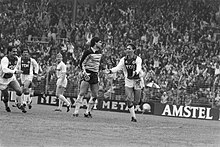 Van Basten (r) juicht na zijn treffer (2-0), midden Feyenoorddoelman Hiele, Bestanddeelnr 932-7028.jpg