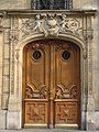 No 92 : porte en bois sculpté, avec sphinx ailés. Dessus de porte avec angelots.