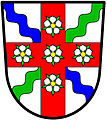 uma banda diminuta sinistro—argento, uma banda diminuta ondulado azure e uma banda diminuta sinistra ondulado vert, tudo sobre uma cruz gules, cinco rosas argento farpadas e semeadas características—North Yorkshire County Council, Inglaterra