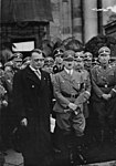 Arthur Seyss-Inquart och Heydrich vid Adolf Hitlers sida i Wien 1938.