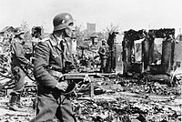 Tyska soldater ur Luftwaffes markstyrkor genomsöker Stalingrads ruiner.