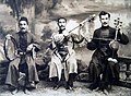 Mugamské trio, 1930, (z leva: Zpěvák a hráč na daf (Jabbar Garyagdioglu), hráč na tar (Qurban Pirimov) , hráč na kamanče (Saša Oganezashvili))