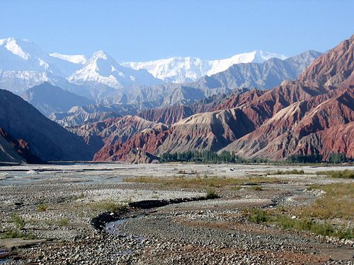 Kongur Tagh (levo) in Kongur Tiube (rahlo desno), gledano s Karakorumske avtoceste
