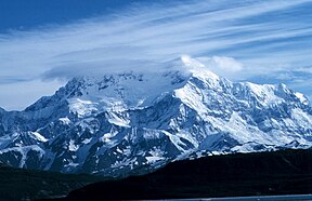 Mount Saint Elias soos gesien vanaf Icy Bay, Alaska