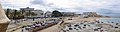 Panorámica de la playa de La Caleta, con las facultades y ficus al fondo, Cádiz, España.