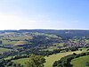 Blick von der Burg Schwarzenfels in das Sinntal mit dem Dorf Weichersbach und dem Südportal des Landrückentunnels in Richtung Nordnordwesten zur Breiten First