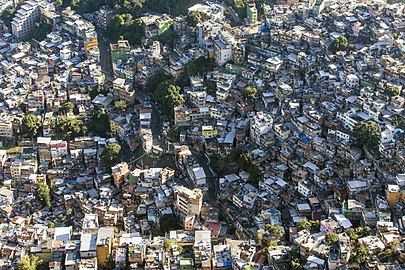 De voornaamste toegangsweg naar Rocinha