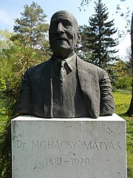 Mohácsy Mátyás mellszobra a Felső Kertben (Jovánovics György alkotása, 1976)