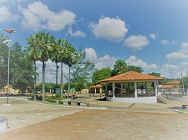 Vista da praça da matriz e seu coreto.