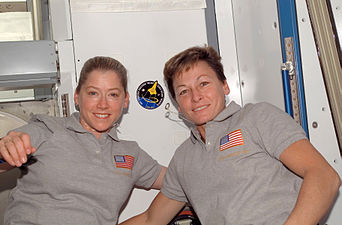 Dans la station spatiale Melroy, commandant de la navette de la mission STS120, avec Peggy Whitson commandant de l'équipage permanent de celle-ci (2007).