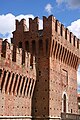 Particolare del muro di cortina e della torre di sud-est.