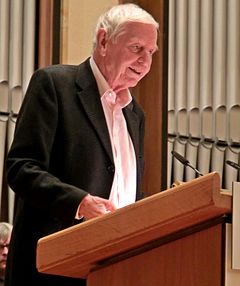 Hans Magnus Enzensberger föreläser på Tübingens universitet i november 2013.