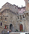 Il castello da Piazza San Nicola, co l'accesso (il portone sulla destra) al museo dei burattini e delle maschere teatrali