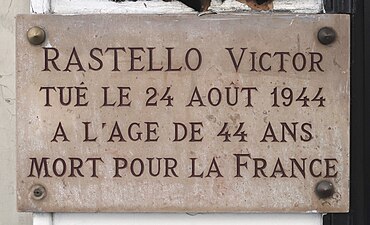 Plaque au no 2, en hommage à Victor Rastello, mort pendant la Libération de Paris.