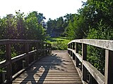 Auf der „Gelben Brücke“ über die Ilm mit Blick in Richtung des Teehauses des 21 Hektar großen Schlossparks Tiefurt.