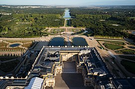 La cour de Marbre est encastrée au centre du château, côté cour.