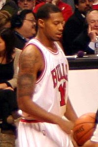 Джонсон в игре за «Буллз» в 2009 году