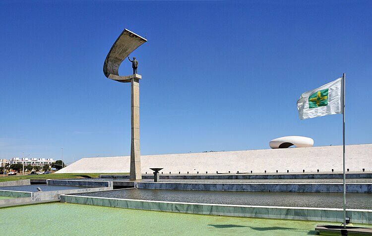 Мемориал президента Кубичека в Бразилиа, созданный по проекту Оскара Нимейера