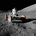 Den Eugene Cernan den 11. Dezember 1972 mat dem Lunar Roving Vehicle