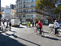 Paris, 27. September 2015, Polizei und freiwillige Helfer an einer Zufahrt der autofreien vier Arrondissements[22]